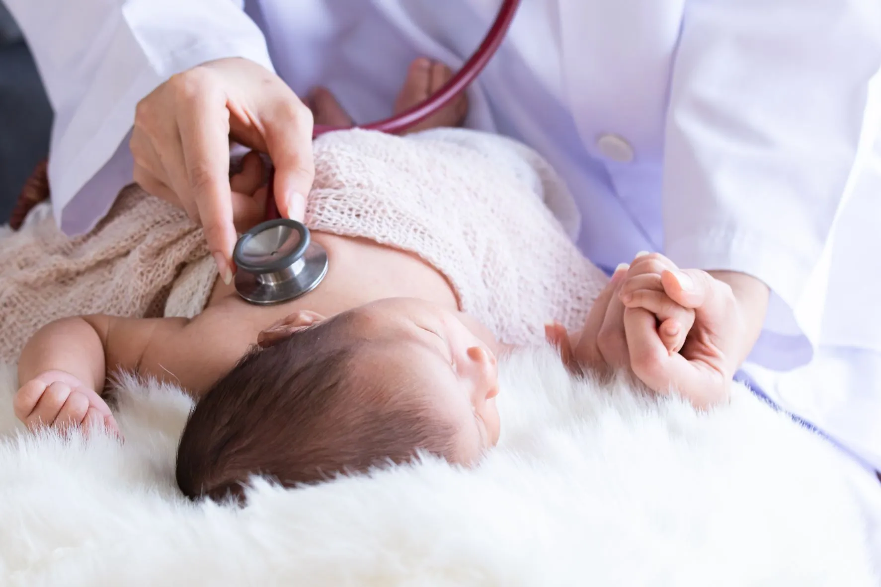 寶寶心臟有雜音或是患上卵圓孔未閉症(PFO)，若兩至三歲時卵圓孔仍未閉合，或須進行手術治療