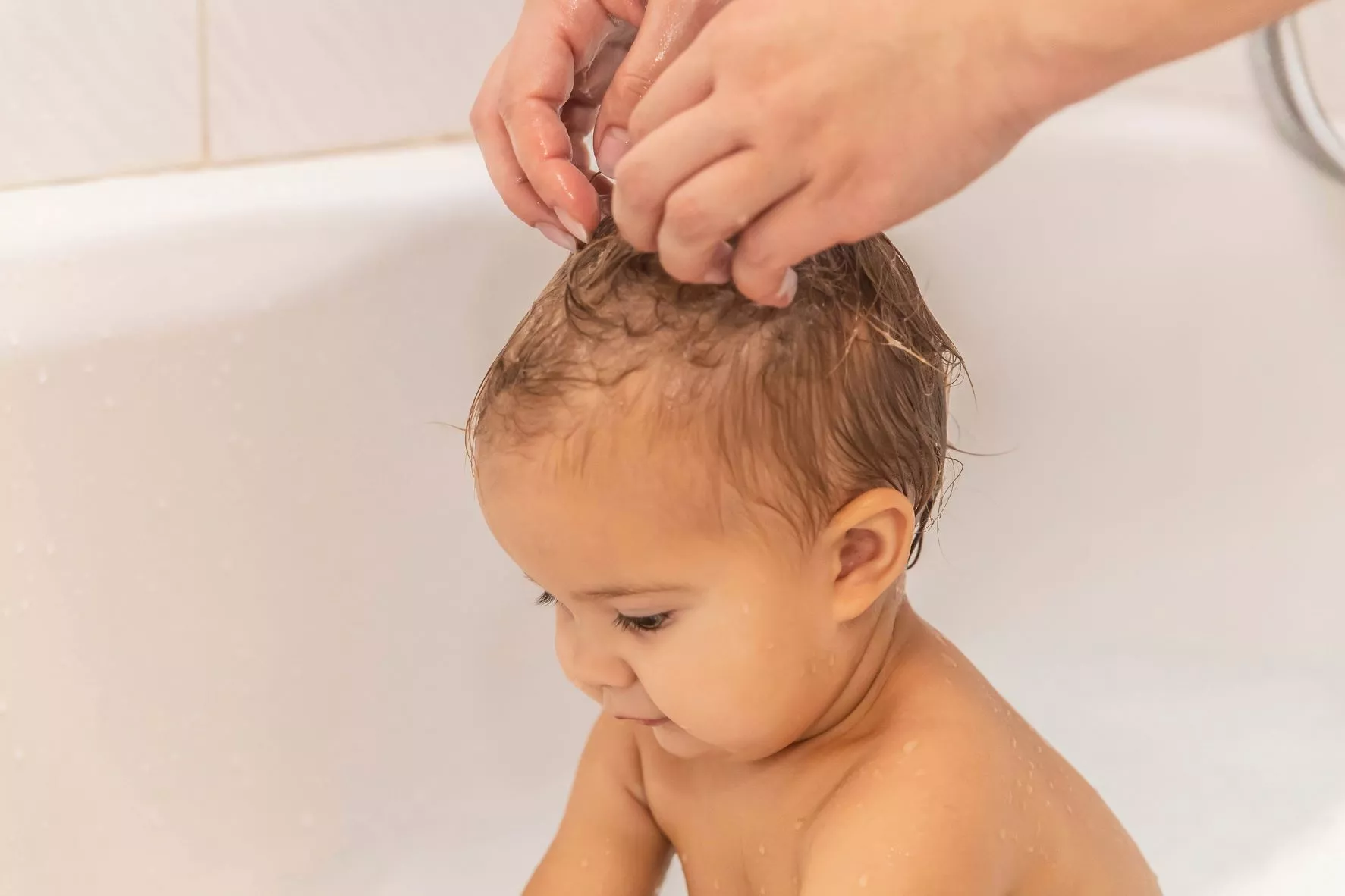 清除頭泥第四步，用嬰兒洗髮液清洗乾淨
