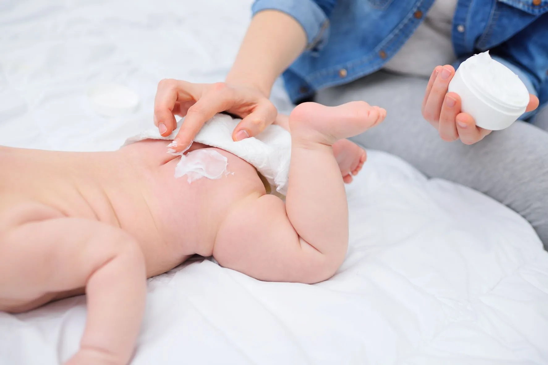 為患有尿布疹的寶寶塗上含氧化鋅的尿布疹藥膏或凡士林，增強皮膚的屏障功能，減少皮膚受刺激的機會