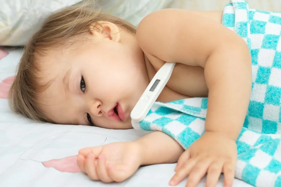 嬰兒發燒建議使用腋探或肛探測量體溫