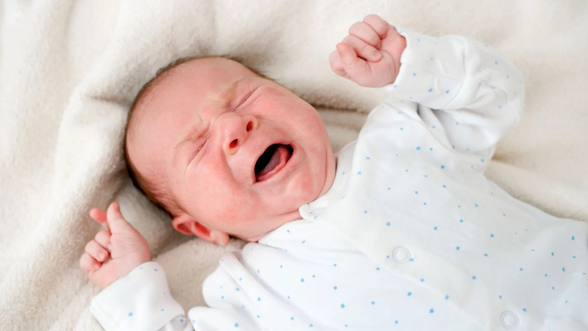 寶寶習慣被大人抱著睡，當被放到床上便會因睡眠深度改變而「扭計」