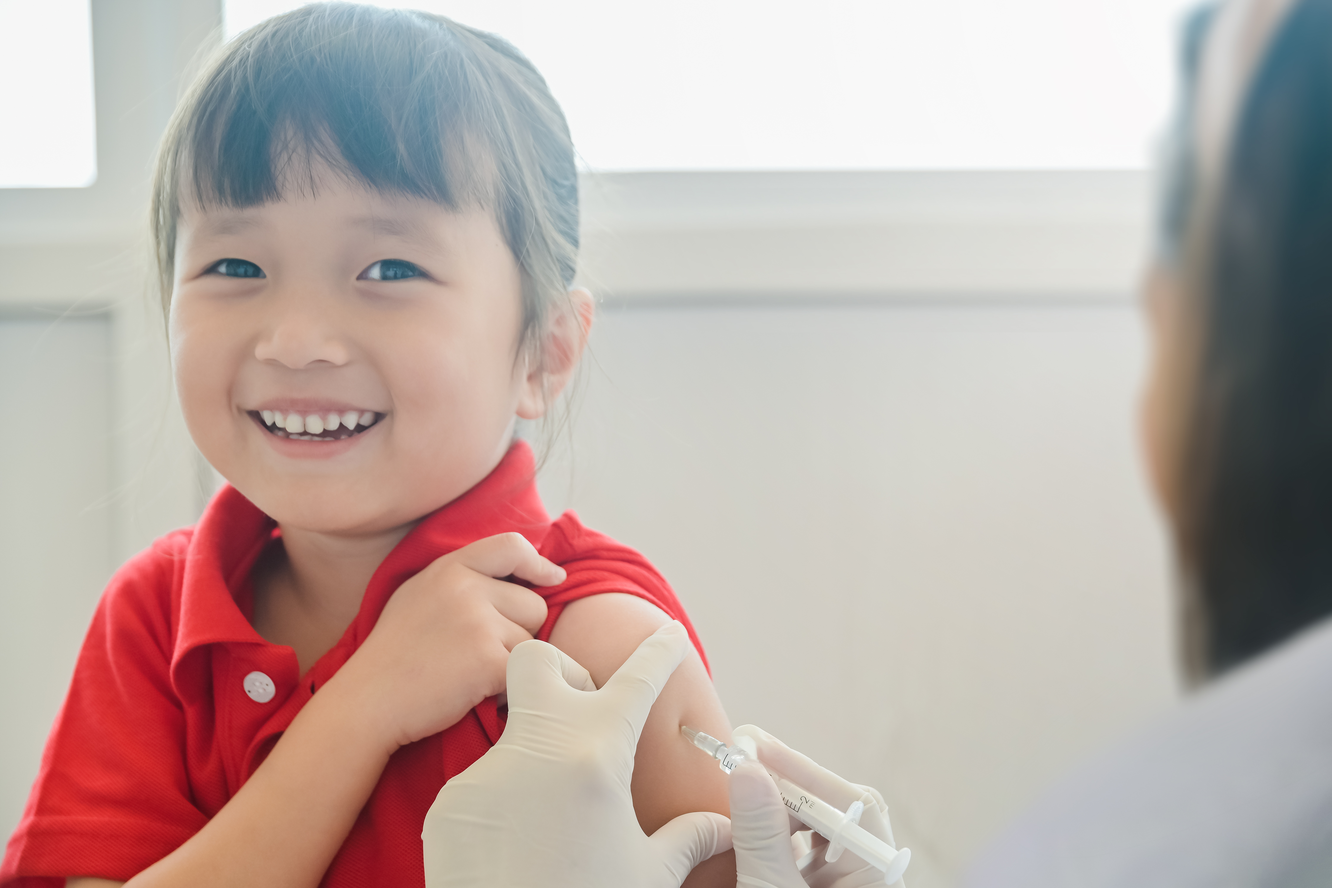 6 個月至 4 歲的兒童可接種科興疫苗；5 至 17 歲的兒童及青少年可接種復必泰疫苗或科興疫苗